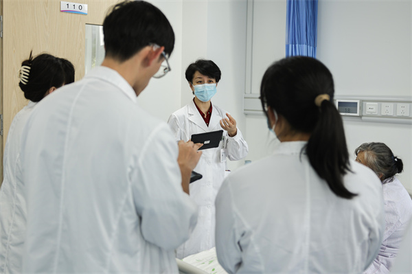 10月10日，精神神经联合病房主任董恺（中）在病房内查房。 新华社记者 张玉薇 摄.jpg